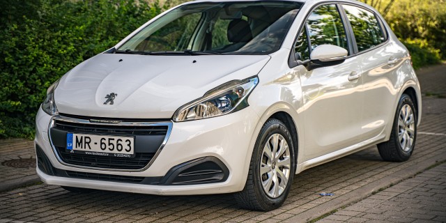 PEUGEOT 208