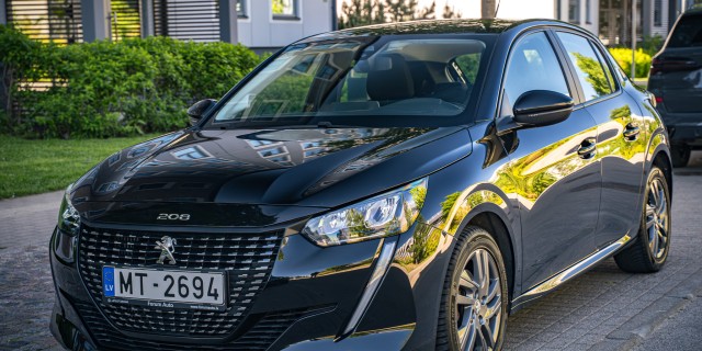 PEUGEOT 208