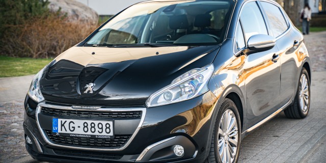 PEUGEOT 208