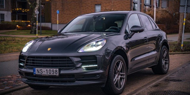 PORSCHE MACAN