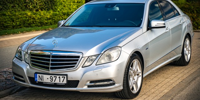 MERCEDES E220 
