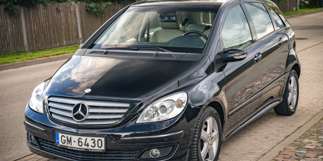 MERCEDES B180