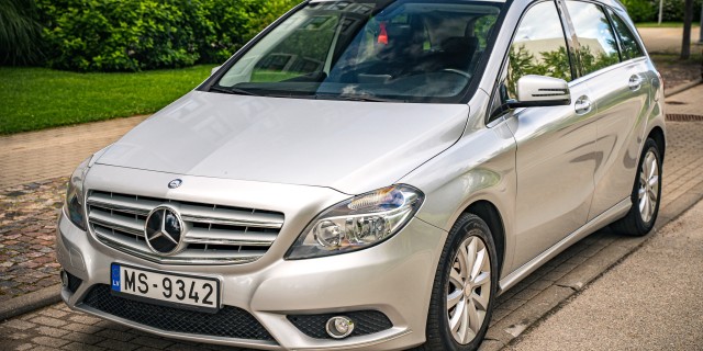 MERCEDES B180